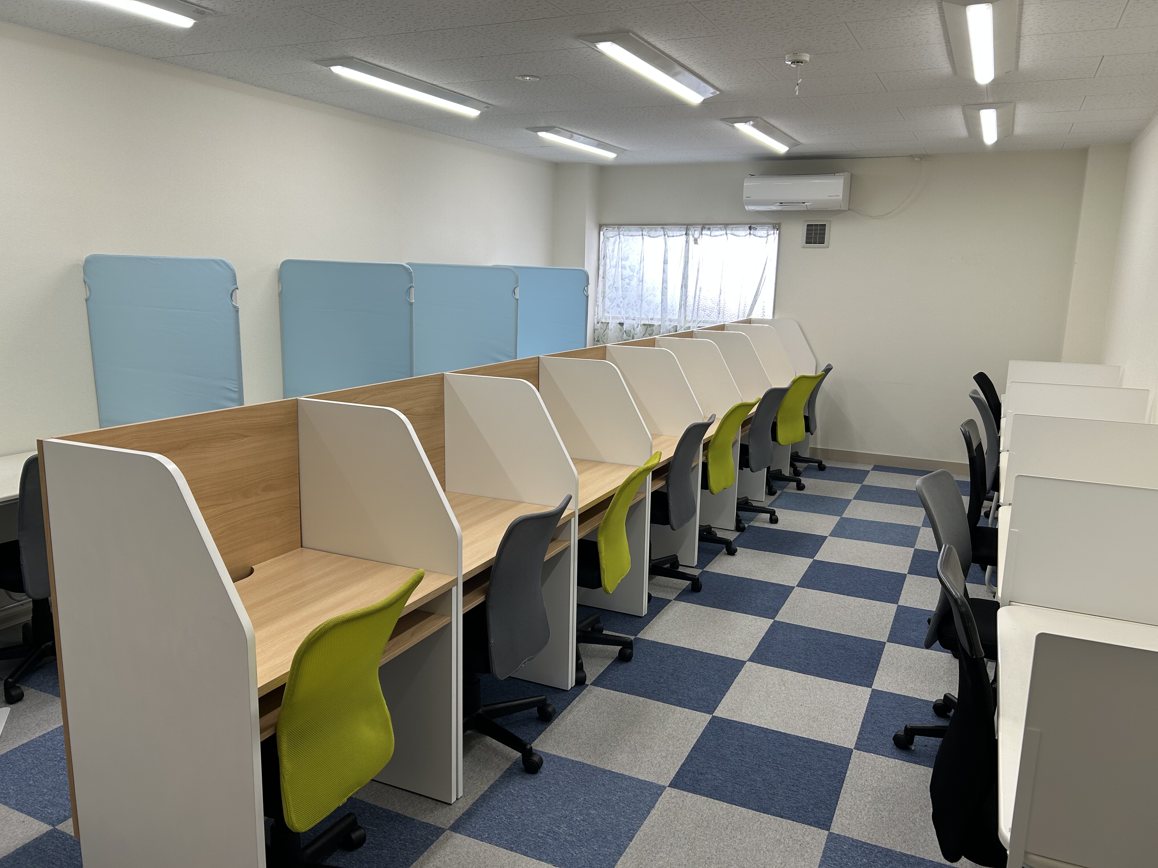仕切りのある個別学習スペース